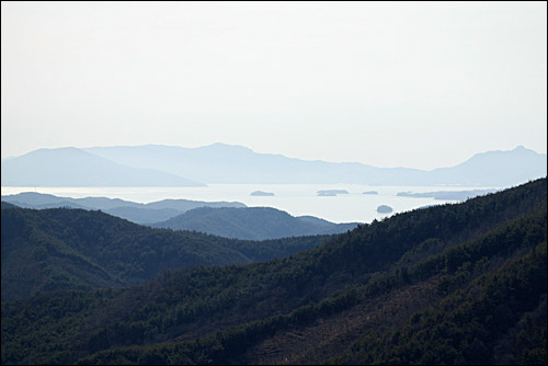 오솔길 중간에서 볼 수 있는 사천 앞바다 